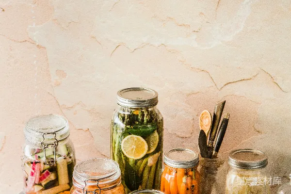 高清摄影 浅聚焦的照片，各种罐子的一堆