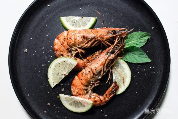 高清摄影 蒜香奶油虾配柠檬片和薄荷