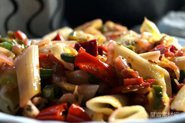 高清摄影 煮 pasta 的食物摄影，配有埃赫布斯切片