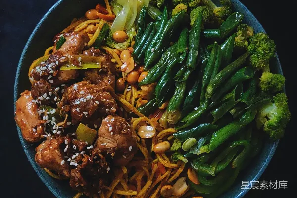 高清摄影 一只蓝色的碗里盛满了肉和蔬菜