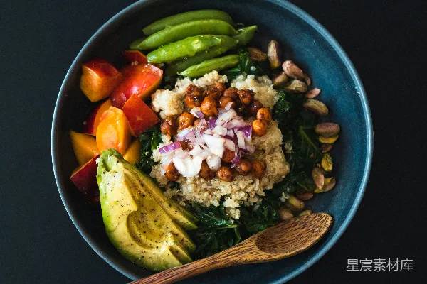 高清摄影 一个装满蔬菜的蓝色碗和一把木勺