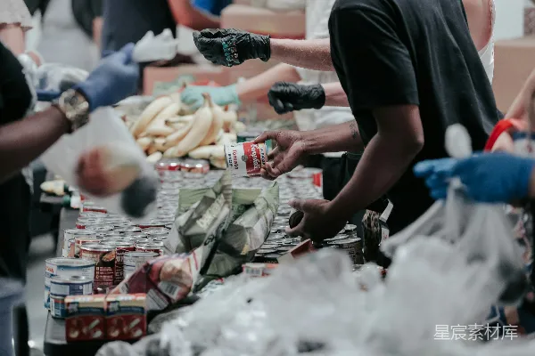 高清摄影 志愿者分发 canned food 捐赠