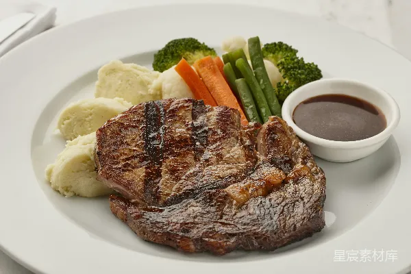 高清摄影 一块上面摆放着肉类和蔬菜的白色盘子