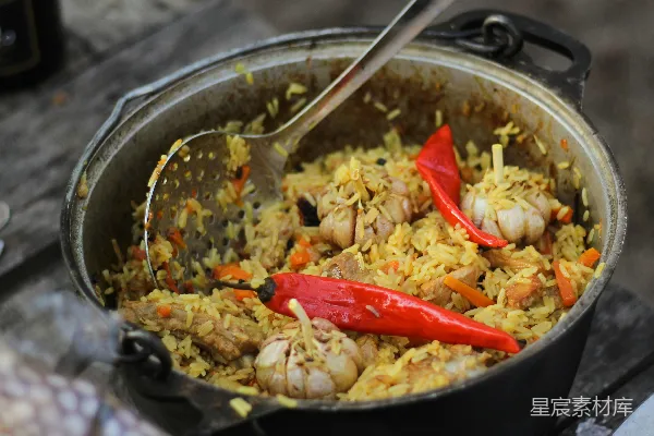 不锈钢碗装有红黄食物