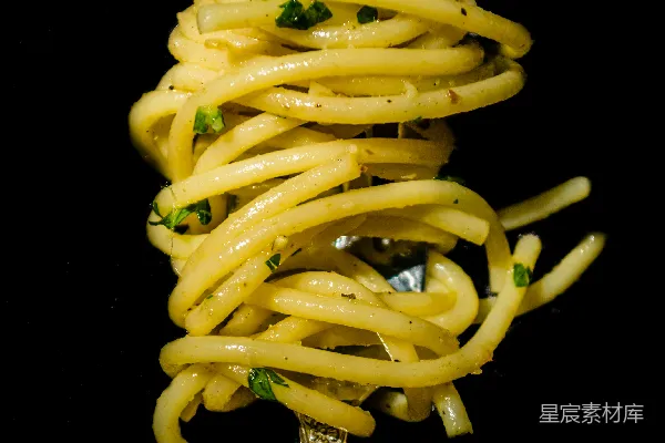 高清摄影 绿酱意大利面的黑背景