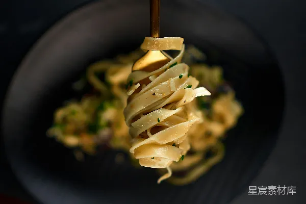 高清摄影 黑陶瓷盘中的意大利面 dish