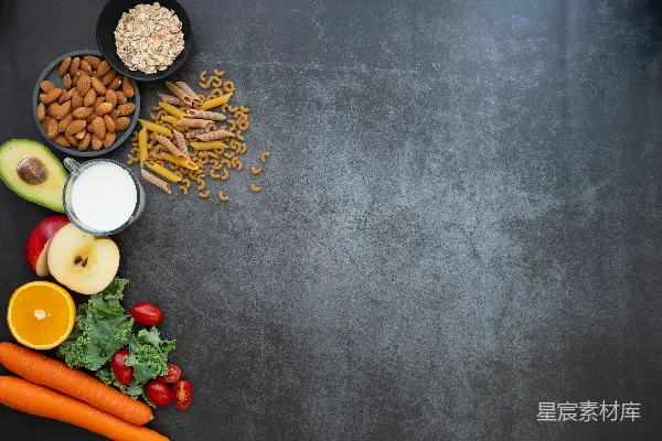 高清摄影 一张黑色的桌子，上面摆放着水果和蔬菜。
