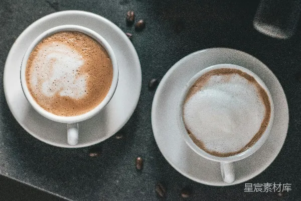 两个装满咖啡的茶杯及茶托