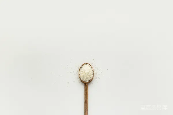 高清摄影 棕色木勺上的白色粉末