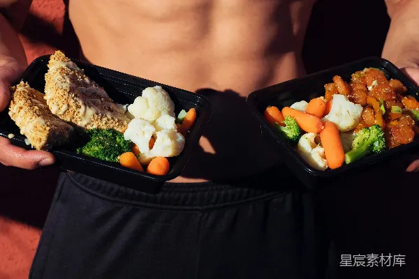 高清摄影 赤膊黑短裤男人手持烹制的食物