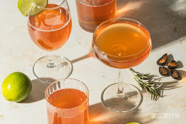高清摄影 三个装有橙色液体的透明玻璃杯