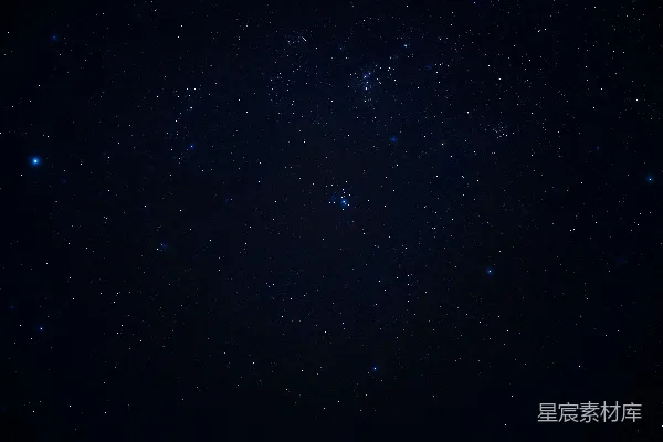 满天星斗与月亮的夜晚星空