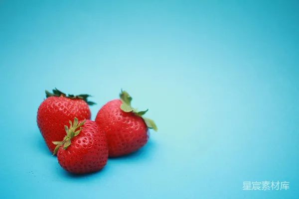 高清摄影 三个草莓