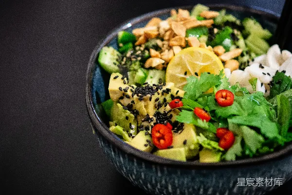 高清摄影 灰色碗中的蔬菜沙拉