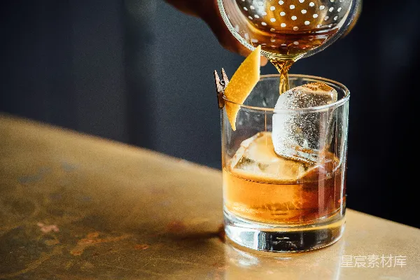 高清摄影 清酒倒入透明高脚杯