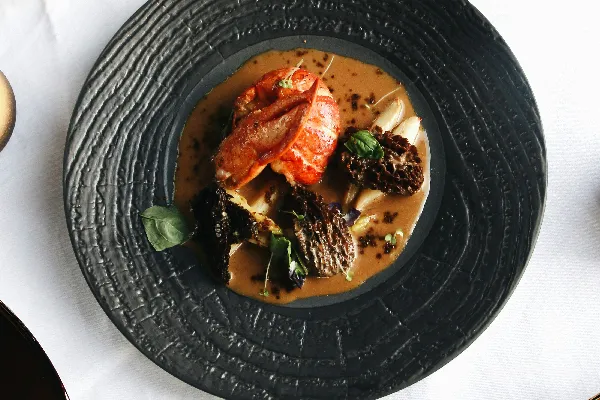 高清摄影 在黑色的圆形 plates 上烹饪食物