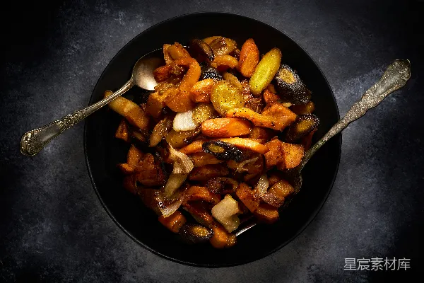 高清摄影 在黑色的平底锅里煮食物