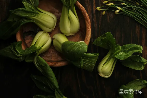 高清摄影 棕色木盘中的菠菜