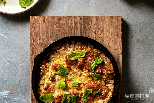 高清摄影 在黑色陶瓷盘上烹煮食物