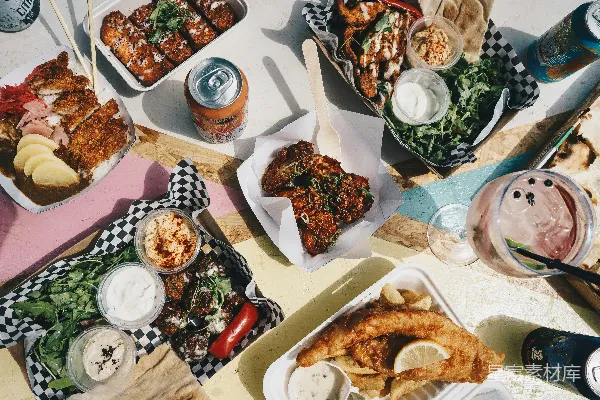高清摄影 白陶瓷盘子里的食物已经做好了。