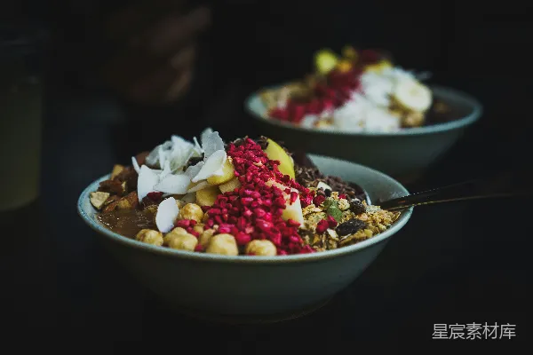 高清摄影 在白色陶瓷碗中烹煮食物