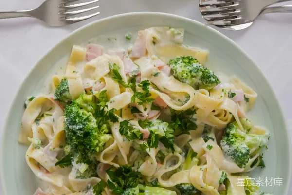 高清摄影 白瓷盘，配 Pasta 菜肴