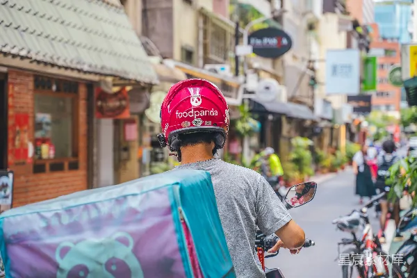高清摄影 一名男子骑自行车在高建筑物旁的街道上行驶