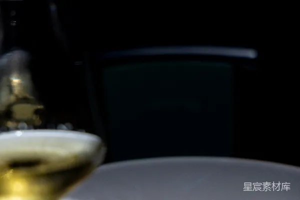 高清摄影 白葡萄酒和一款高级海鲜菜。