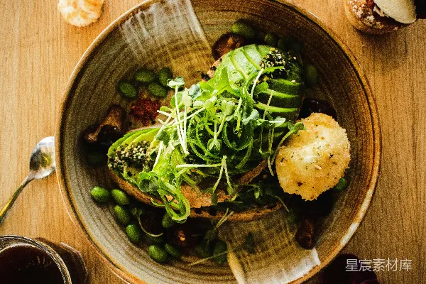 高清摄影 绿 beans 和 蔬菜沙拉 在 棕色 盘中