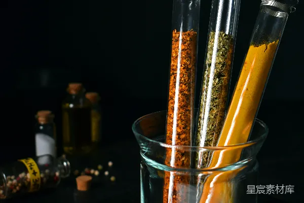 高清摄影 一杯装有不同的香料的玻璃。