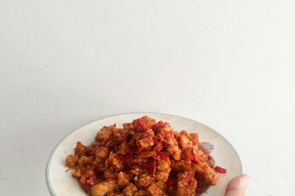 高清摄影 手持白色陶瓷碗的人手里拿着一碗棕色的食物。
