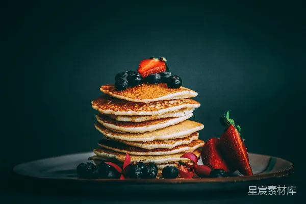 高清摄影 顶部覆有草莓和蓝莓的 Pancakes