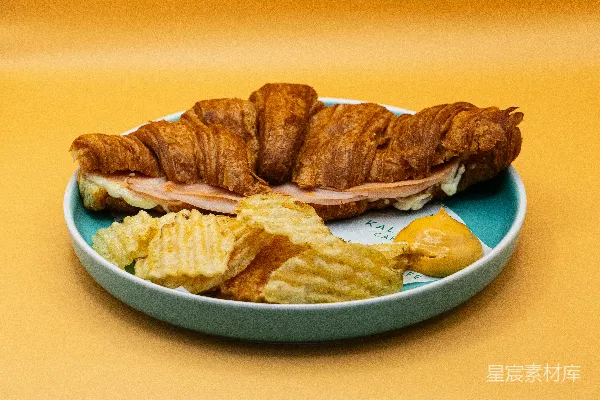 高清摄影 一块上面摆放着法式酥饼、薯片和法式酥饼的盘子