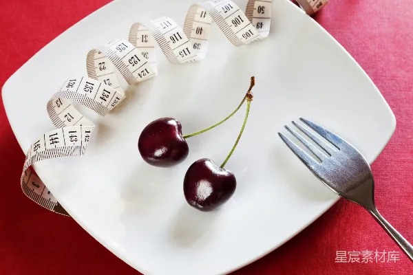 高清摄影 盘子上有食物和一把叉子