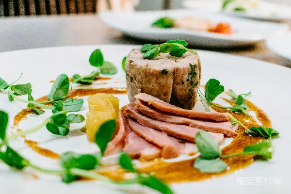 高清摄影 圆白盘中对 cooked meat 采取的聚焦摄影