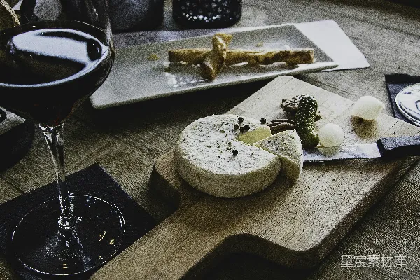 高清摄影 在棕色表面上清空马提尼玻璃杯