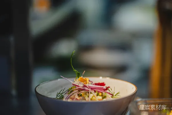 高清摄影 一碗食物放在 countertops 上