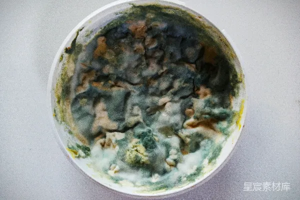 高清摄影 桌上一个装满了食物的白碗