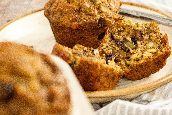 高清摄影 盘子上有一些 muffins。