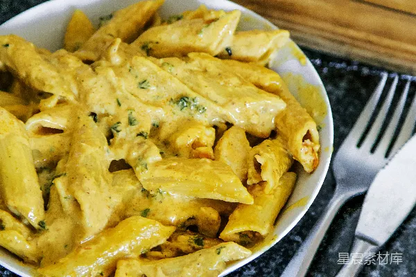 高清摄影 白瓷碗里盛放食物