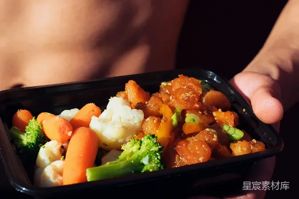 高清摄影 手持黑色塑料容器的人