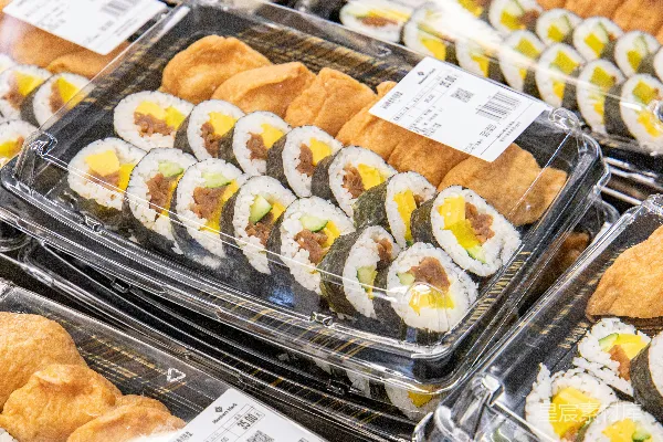 高清摄影 棕色和白色的糕点摆放在透明玻璃展示柜中