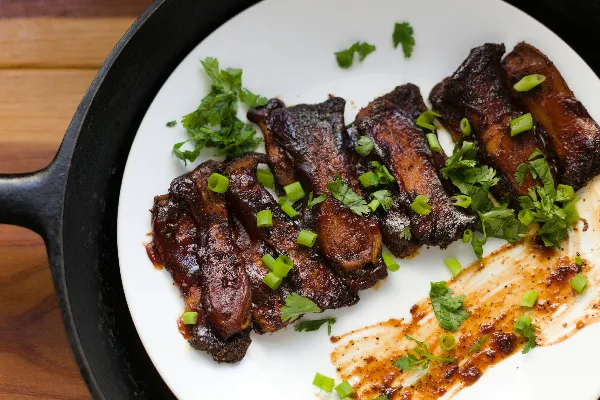 高清摄影 白瓷盘中烹饪的肉类与蔬菜