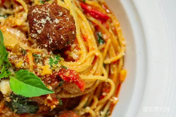高清摄影 一碗 topped  with spaghetti 和肉丸的 白色盘子