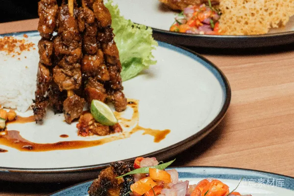 高清摄影 两盘食物，筷子插在上面。