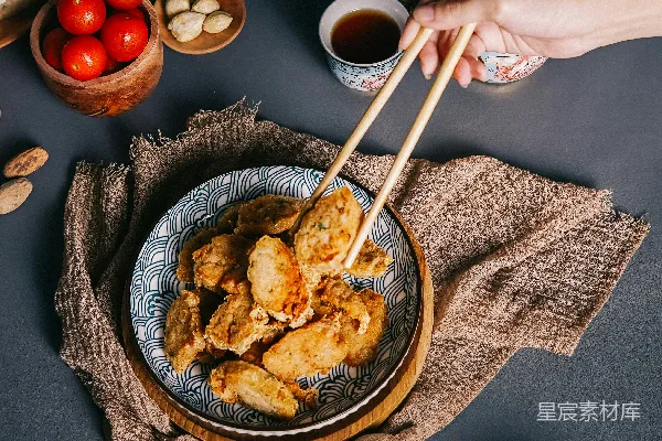 高清摄影 手持筷子对着盘中的食物