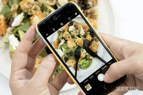 高清摄影 使用iPhone拍食物的人