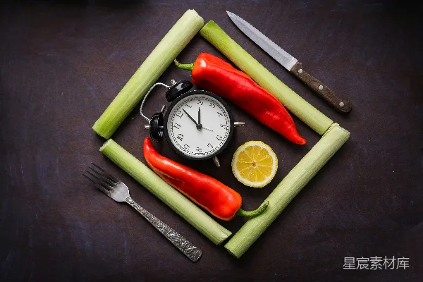 高清摄影 一个时钟周围环绕着蔬菜和一把刀