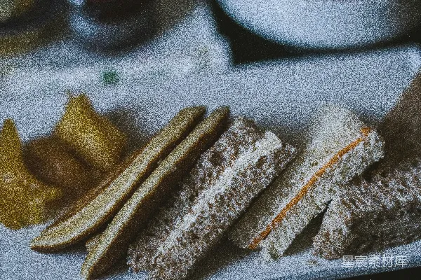 高清摄影 白瓷盘上放着 sandwiches 和 pickles 。