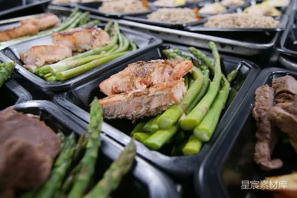 高清摄影 一盘肉类和蔬菜在烤架上